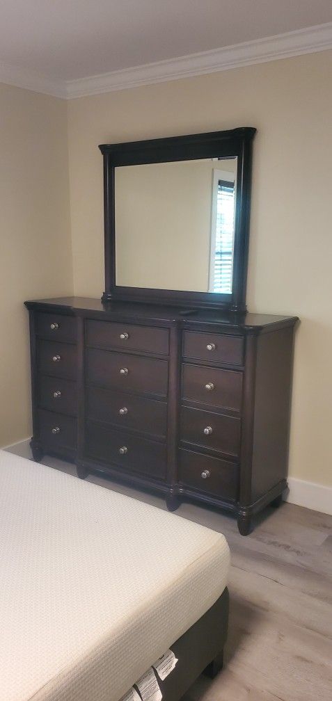 Dresser With Mirror