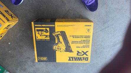 DeWALT XR 15 gauge angled finish nailer kit