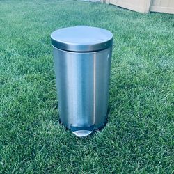 Stainless Steel Step Trash Can - 30L / 7.9 Gal