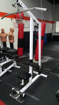 Parabody lat pulldown machine In Good Condition