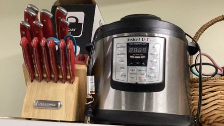 Instapot 6 Quart  And Knives With Block $35