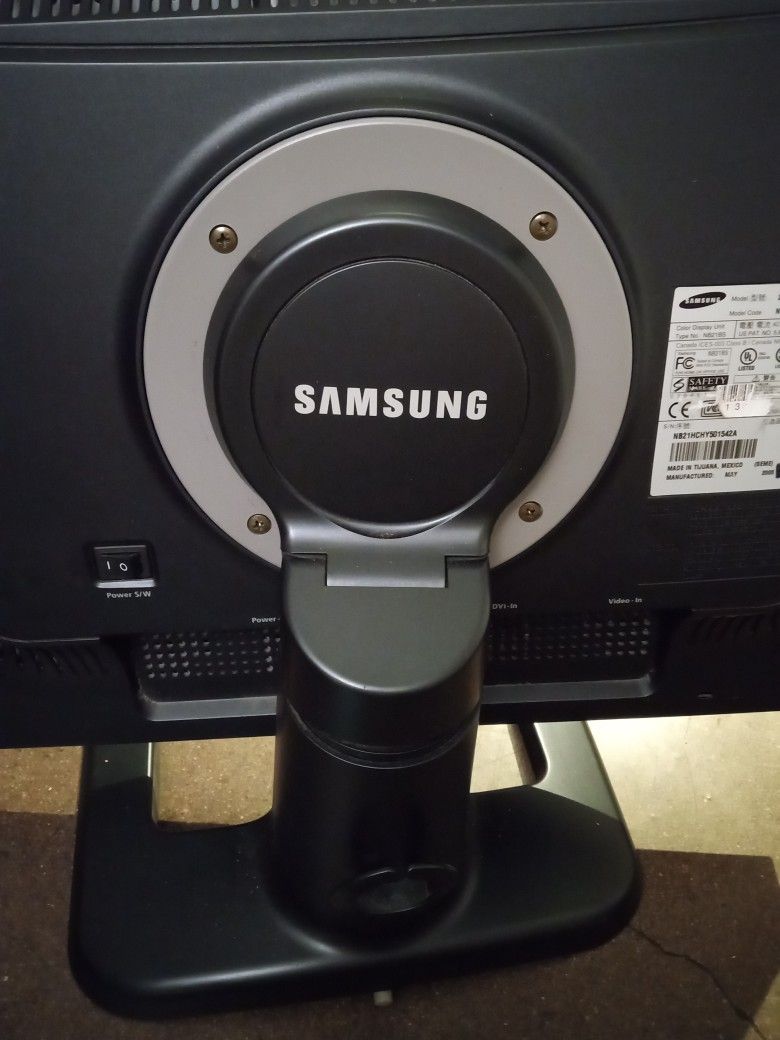 Samsung 213T Syncmaster 21.3” Horizontal / Vertical Black Monitor