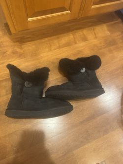 Woman’s black UGG boots shipping available