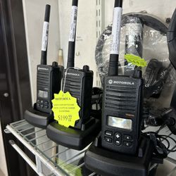 96091 3x Motorola Two Way Radios Walkie Talkies W/ 3x Batteries & 3x Chargers  577000