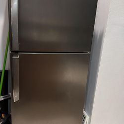 Refrigerator Medium Excellent Condition  Nunca Se Ha Roto , Moving Out 