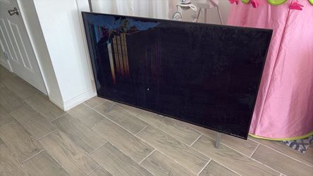 Flat Screen TV with Cracked Screen