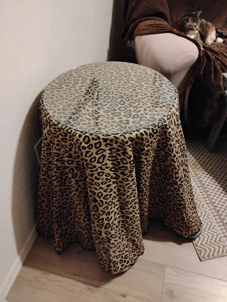 Round Table With Glass Top And Covers