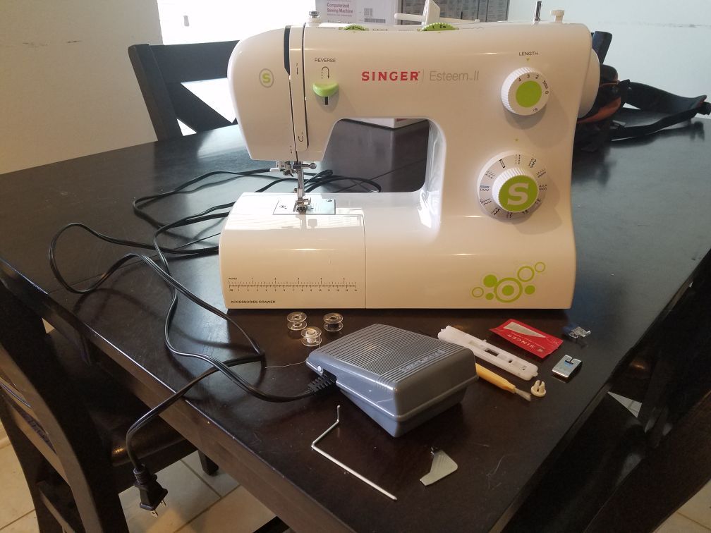 Singer Esteem II sewing machine w/accessories for Sale in Crosby, TX