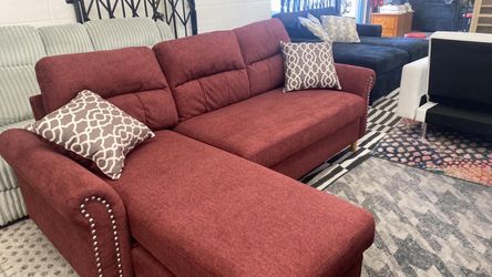 New Sectional Couch with Reversible Chaise! Free Delivery 🚚!