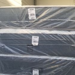 $250 Christmas Comfort Closeout Queen Mattresses 
