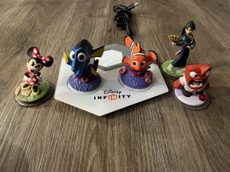 Disney Infinity character figures and a Disney Infinity 3.0 Edition: Finding Dory Play Set base