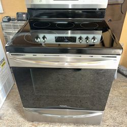 Frigidaire Gallery 5 Burner Smooth Surface Convection Range