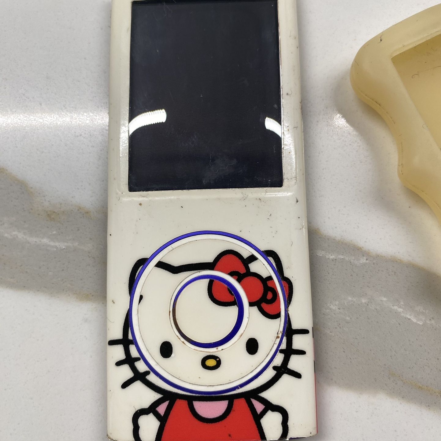 Apple iPod Nano 4th Generation Hello Kitty Wrap 8 GB (MB739LL) W