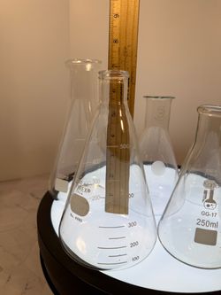 Lot of (6) Assorted Vintage Glass Beakers. clear, narrow-mouth flasks made of borosilicate glass, typically used for mixing, heating, or storing chemi