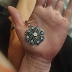 Woman's Vintage Necklace. 