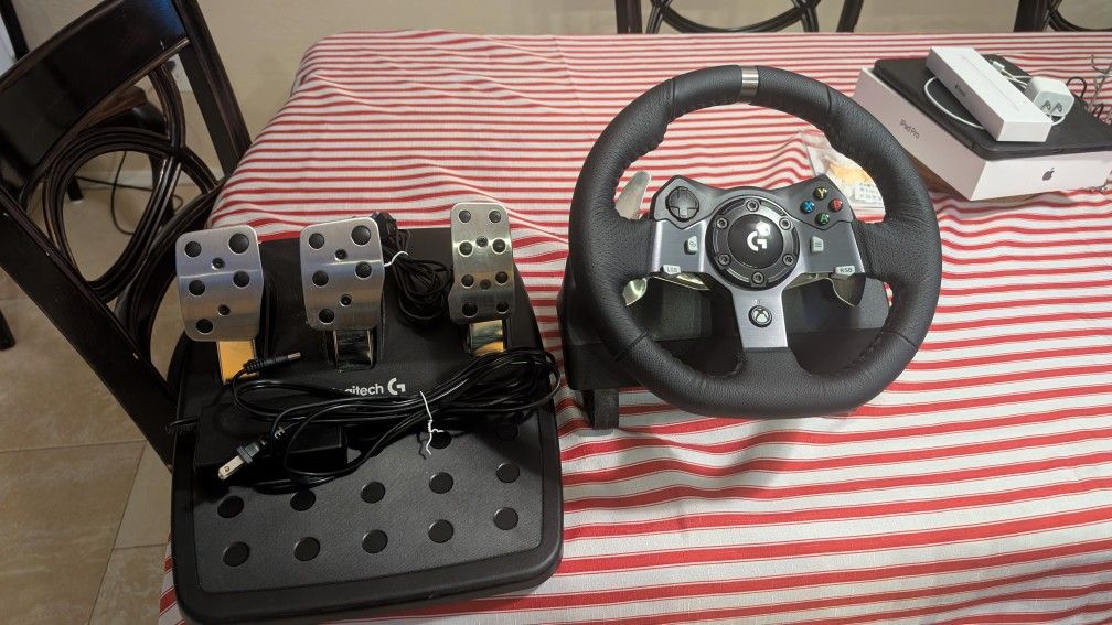 Logitech G920 Racing Wheel & Pedals