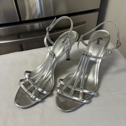 Women’s FIONI Silver Strappy Buckle Heel Sandals Shoes… Size 9.5… Heel Height 3.5”