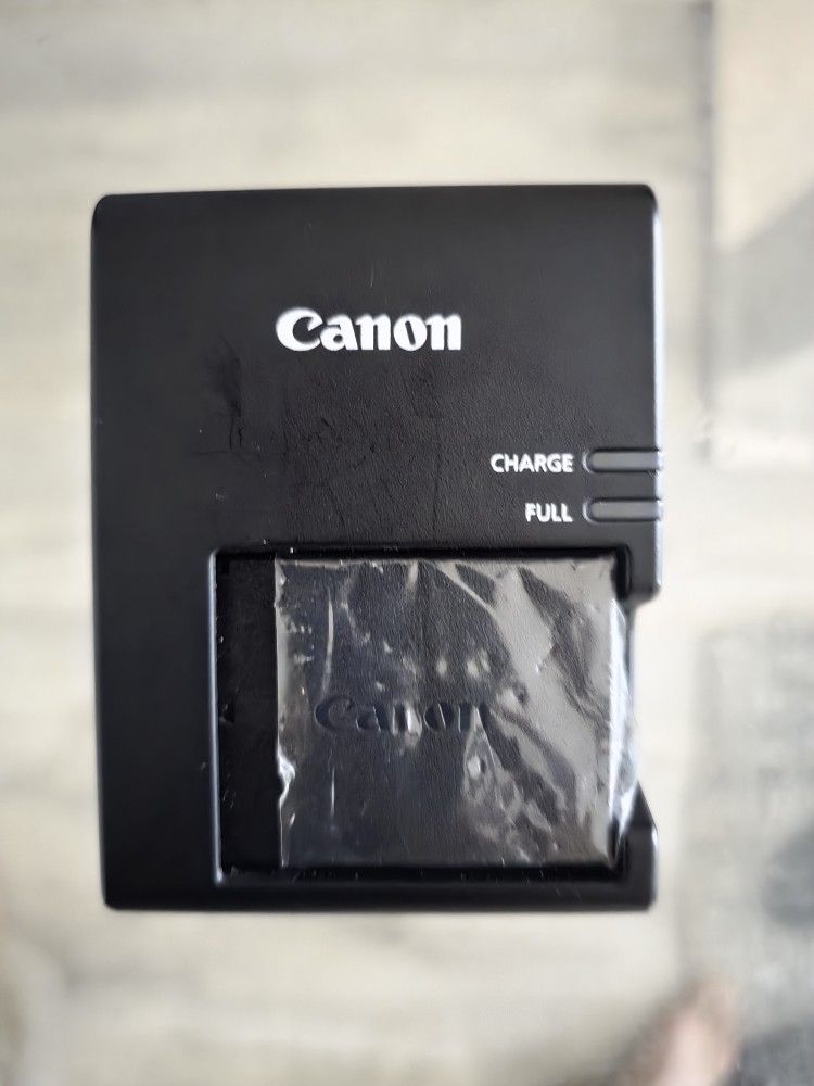 Canon LC-E10 Battery Charger And Battery Pack