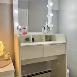 Makeup vanity With Bulb Lights 