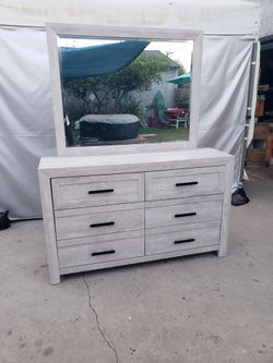 Dresser With Mirror