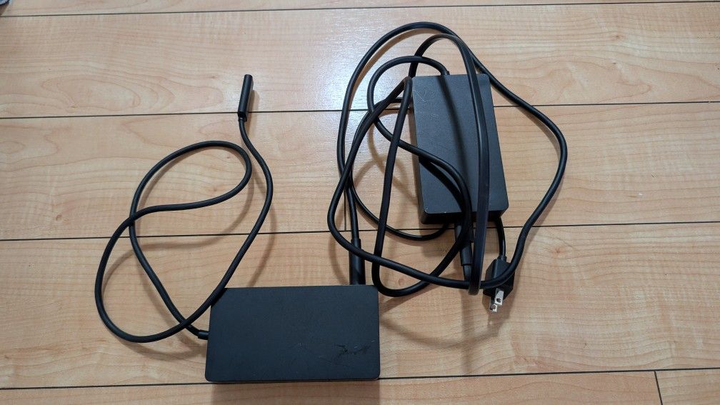 Microsoft Surface Dock 2 - Hardly Used