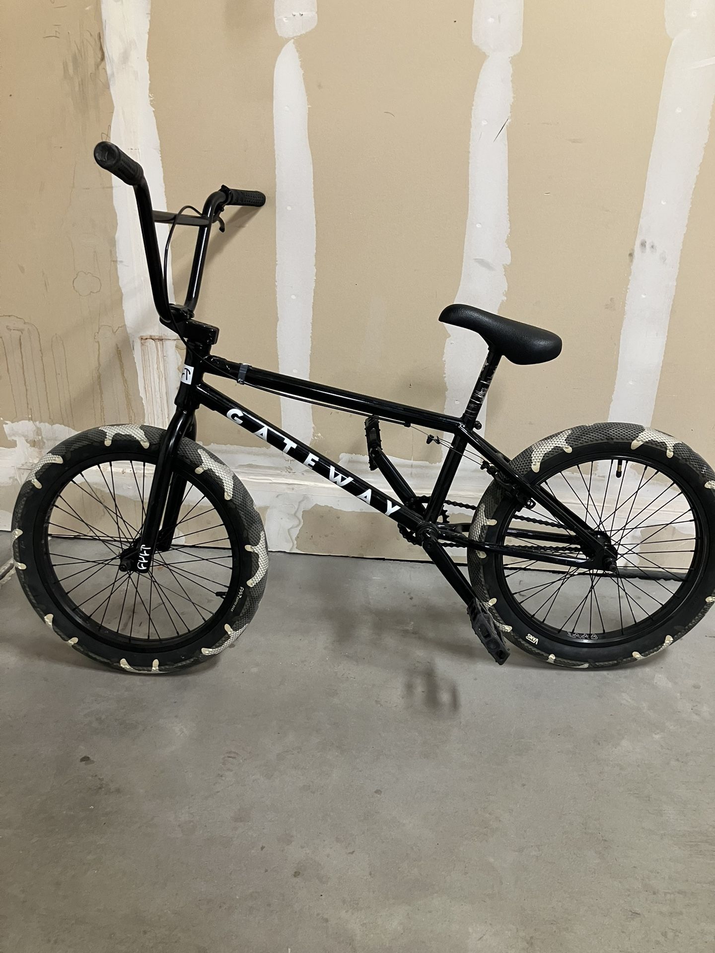 CULT GATEWAY BMX BIKE