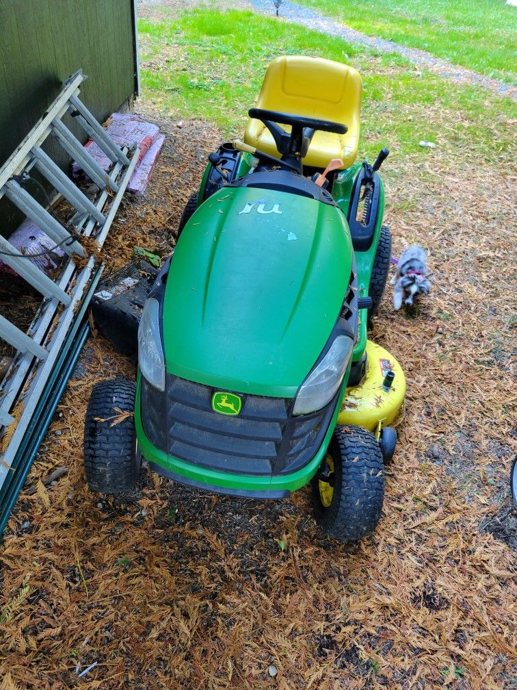 John Deere, D105 Riding Lawnmower, Runs Great, Super Clean! 