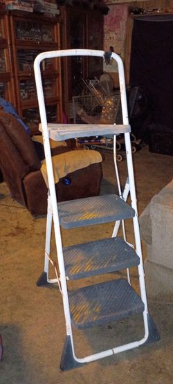 3 Step Kitchen Ladder (FIRM ON THE PRICE) (CASH ONLY)