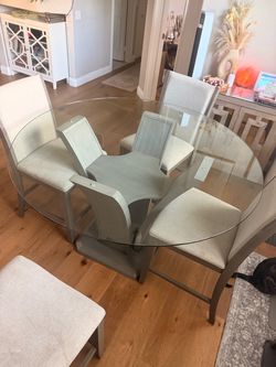 Dining Room Table & Chairs