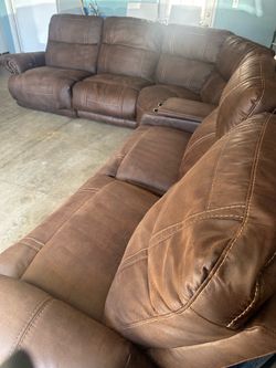 Beautiful sectional just had professionally steamed cleaned yesterday ready to go