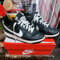 USED BLACK AND WHITE  SB DUNKS  WERE USED 5 TIMES  SIZE  8 1/2 MEN