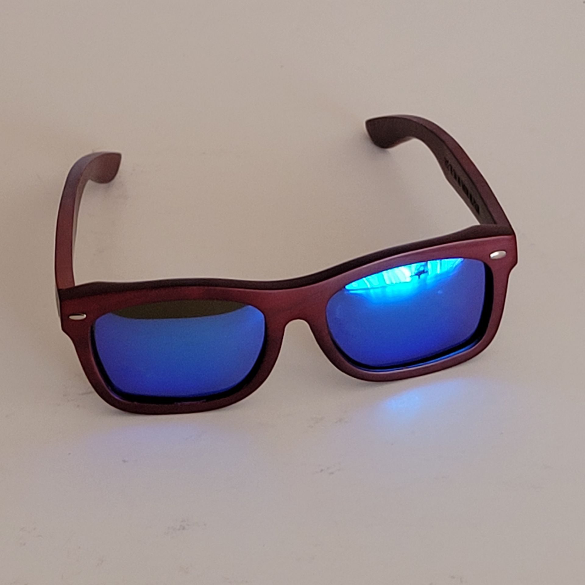 Earth sunglasses wood polarized 60x15x140. Pre-owned, perfect shape.
Lenses in perfect shape. Unisex