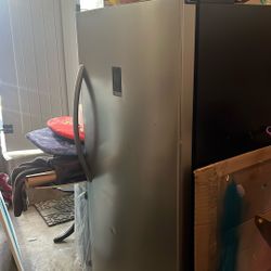 Insignia freezer or refrigerator