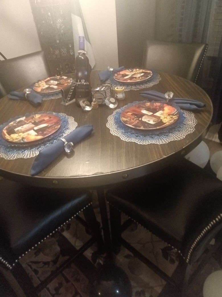 Dinette Set With Four Chairs