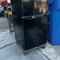 3.1 Cu Ft Mini Fridge In Black magic chef USED W/universal Base Stand
