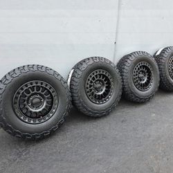 17" KMC KM552 w/ 33" BfGoodrich KO3 tires 