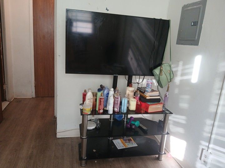 Used 32in T.V. WITH STAND 