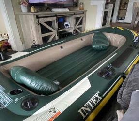 Inflatable raft with paddles, air pump and 2 Life Vests