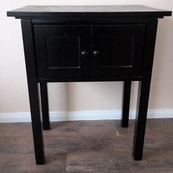 Black End Table, Great Condition!