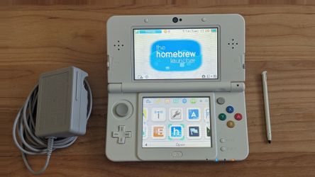 Nintendo new 3DS White with 64gb SD Card