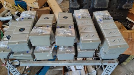 Circuit breaker bus plugs