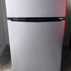Whirlpool Mini Refrigerator With Top Freezer 