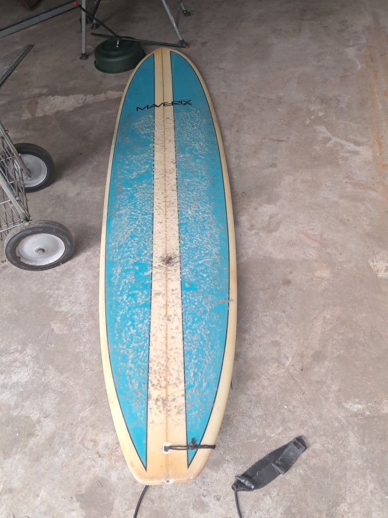 Maverix Surfboard ready to ride 8'*22"*3" comes with a leash, very nice board