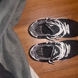 Kobe 6 mambacitas, black & white and size 9.5