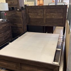 Queen Bed Set (No Mattress Included) 