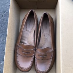 Womens 7 1/2 Shoe