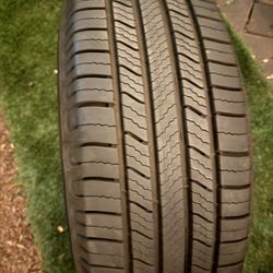 1 Llanta Con Rin 215/65/16 Michelin Casi Nueva