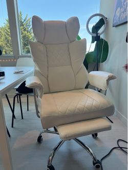 White Gaming Chair w/ Footrest & Recline- Excellent condition