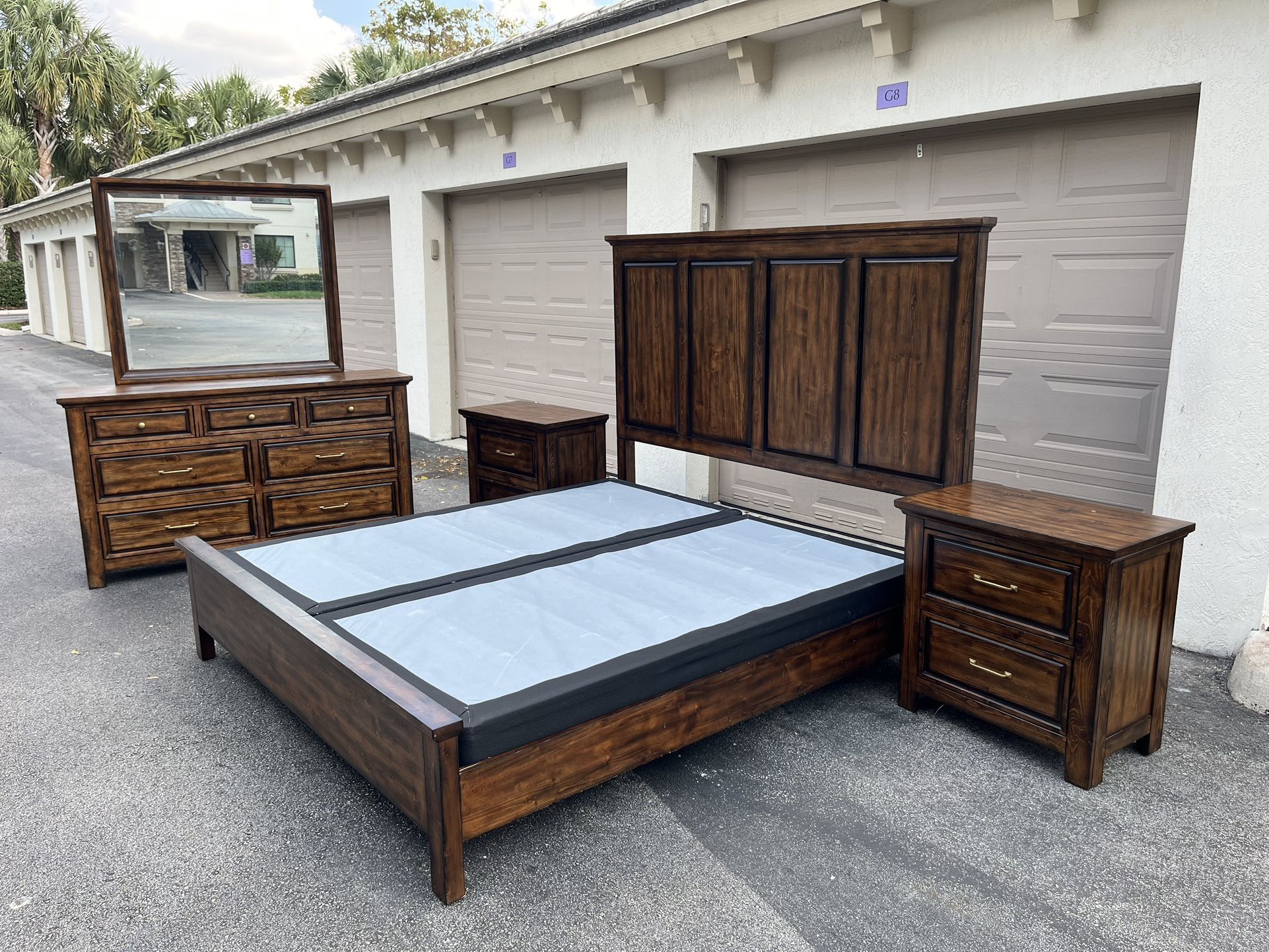 BEAUTIFUL SET KING / DRESSER W MIRROR & TWO NIGHTSTAND W OUTLET - KLAUSSNER HOME - SOLID WOOD - EXCELLENT CONDITION - Delivery Available