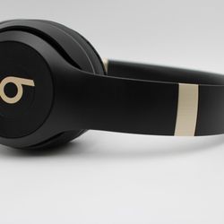 🎧🔥Mint Condition🔥Beats Solo 4 Bluetooth Wireless Headphones - Black and Gold - MC2L4LL/A
